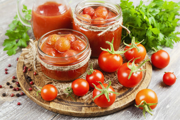 Obraz na płótnie Canvas Canned tomatoes in tomato juice