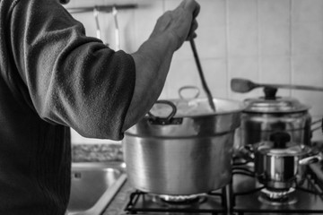 donna che cucina