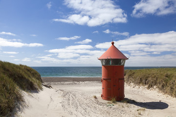 Kleiner roter Leuchtturm in den Dünen bei Agger Tange, Jütland, Dänemark, Europa