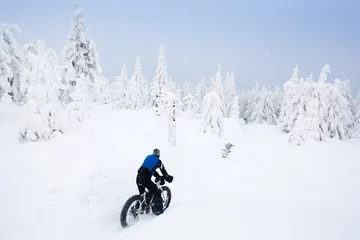 Fotobehang Fietsen motorrijder in de winter, Orlicke-gebergte, Tsjechië