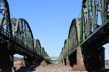 Fototapeta premium 平行するトラス橋