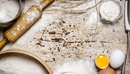 Preparation of the dough. Ingredients for the dough - flour, eggs with a rolling pin, sieve and whisk.