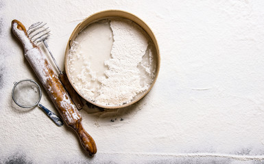 Preparation of the dough .Sieve with a rolling pin and flour.