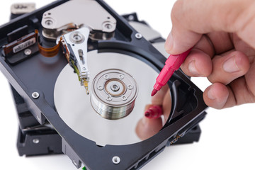 Writing data : Pen writing on the hard disk.