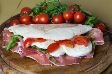 piadina prosciutto e mozzarella