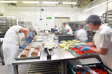 Herstellung von Torten und Kuchen in einer Großbäckerei // people in the preparation of cakes in...