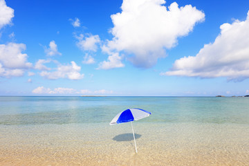 美しい沖縄のビーチと夏空
