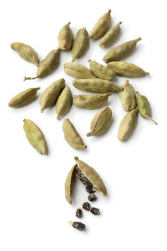  Green cardamom pods and seeds