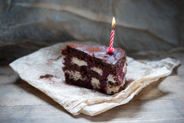 Vegane Schokoladentorte mit Kerze
