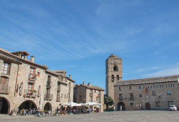 Obraz premium Eglise collégiale Santa Maria et la place du village, Ainsa, Espagne, Europe