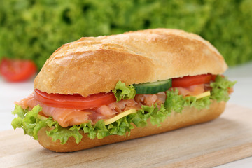 Sandwich Baguette belegt mit Lachs Fisch