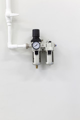 pressure regulator with a pressure gauge