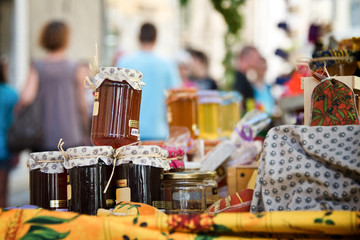 Homemade honey pots on a provencal market, France - obrazy, fototapety, plakaty