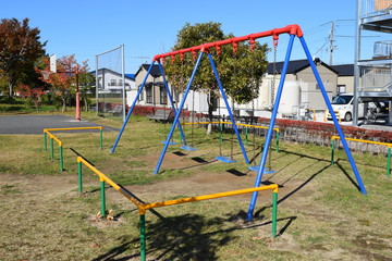 公園の遊具／山形県庄内平野の公園で、ブランコや滑り台などの遊具を撮影した写真です。