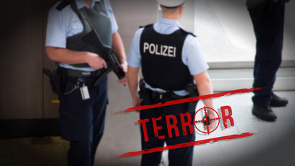 Rücken- und Seitenansicht von Polizisten am Flughafen Frankfurt