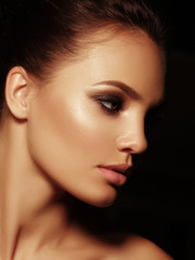 Fototapeta premium Piękno elegancki portret seksownej, atrakcyjnej nagiej brunetki z pełnymi ustami i zadymionymi oczami makijaż na czarnym tle