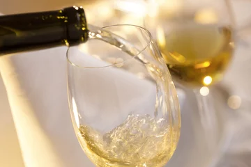 Crédence de cuisine en verre imprimé Bar Verser le vin blanc verre à vin verres à vin