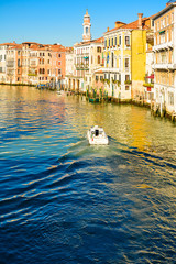Polizeiboot faehrt durch den Kanale Grande in Venedig - obrazy, fototapety, plakaty