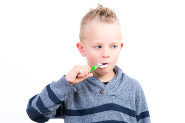 junge beim z&auml;hne putzen