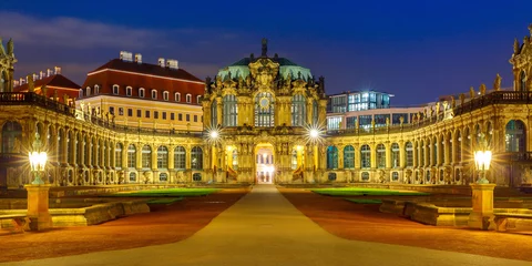 Panorama des Zwingers bei Nacht in Dresden, Deutschland © Kavalenkava
