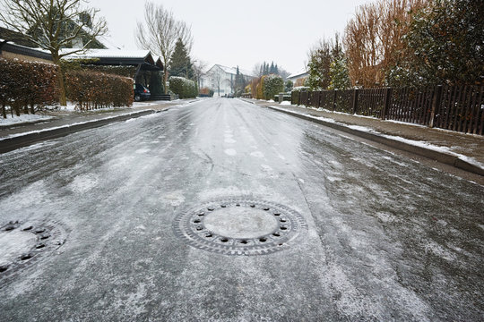 Spiegelglatte Stra&szlig;e