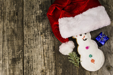 Obraz na płótnie Canvas cupcake snowman on old wooden board