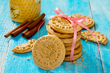 Cookies Valentine's Day, with honey and cinnamon