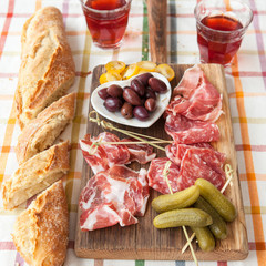 Verschiedene Schinken und Salami