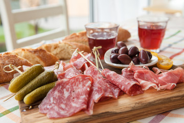 Verschiedene Schinken und Salami