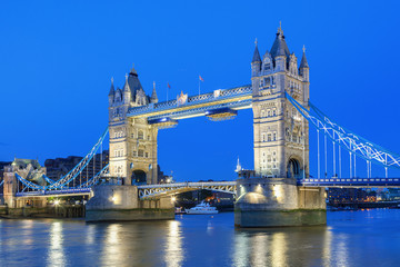 Fototapeta na wymiar London, Tower Bridge illuminated at night