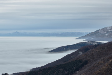Fototapeta na wymiar montagna con nubi basse