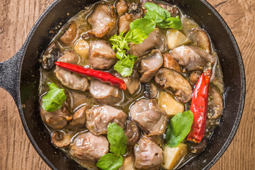 砂肝のアヒージョ　オイル焼き　スペイン小皿料理　 chicken gizzard ajillo