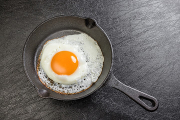 目玉焼きと鉄鍋　Fried eggegg and iron fry pan