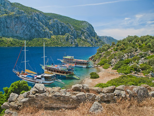 Fototapeta na wymiar view of three tourist boats at island from medieval wall ruins