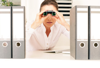 Frau mit Blick voraus