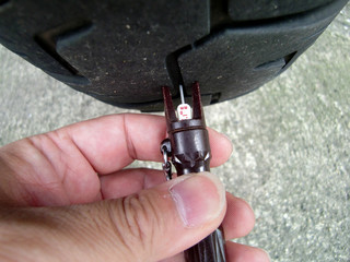 バイクのタイヤの溝を点検