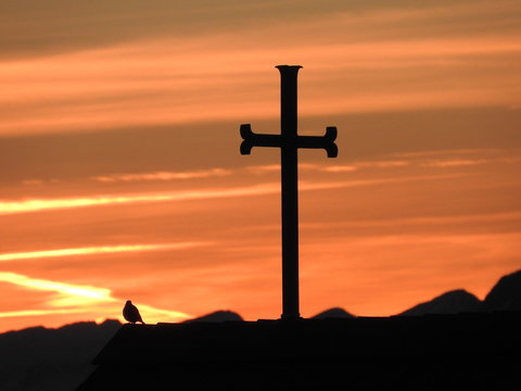 Kreuz mit Vogel im Abendrot