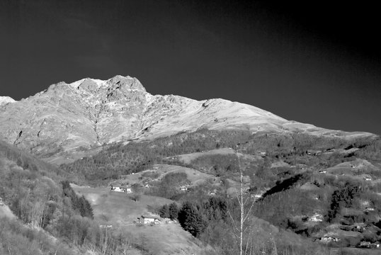 Fototapeta la montagna in bianco e nero