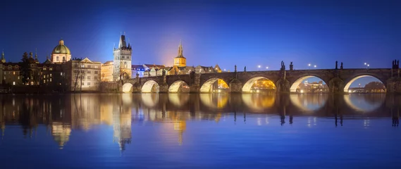 Küchenrückwand glas motiv Blick auf die Karlsbrücke in Prag bei Nacht © boule1301