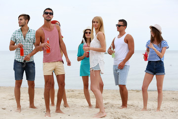 Obraz premium Beautiful young people having fun on beach