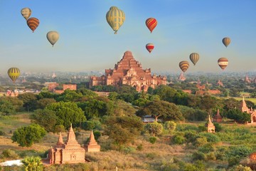  Many temple and pagoda in bagan myanmar with hot air balloon - obrazy, fototapety, plakaty