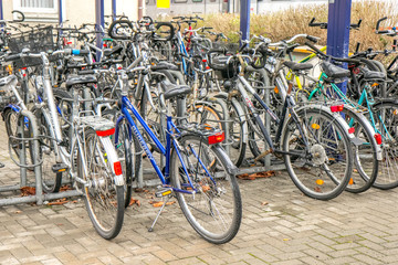 Fototapeta na wymiar Fahrräder im Radständer