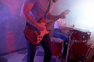 Obraz premium Musicians playing musical instruments in a studio