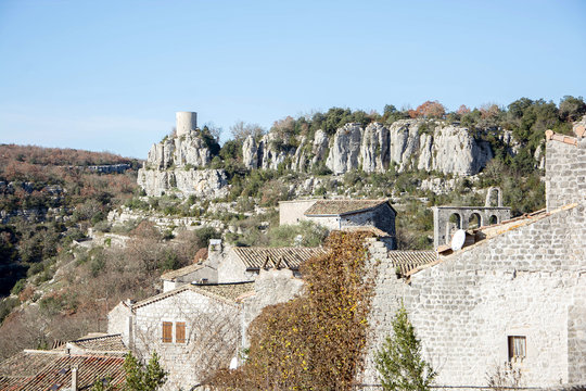 Tour de Balazuc en Ardèche vue du village