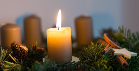 Eine Kerze am Adventskranz brennt