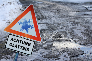 Achtung - Unfallgefahr durch Glatteis auf Straßen und Gehwegen