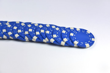 umgekippter Stapel blauer Chips 2