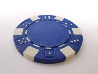Einzelner blauer Pokerchip