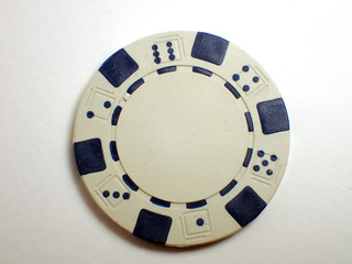 Einzelner wei&szlig;er Pokerchip 2