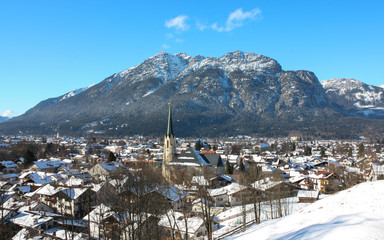 Garmisch-Partenkirchen – Partenkirchener Ortsansicht im Winter